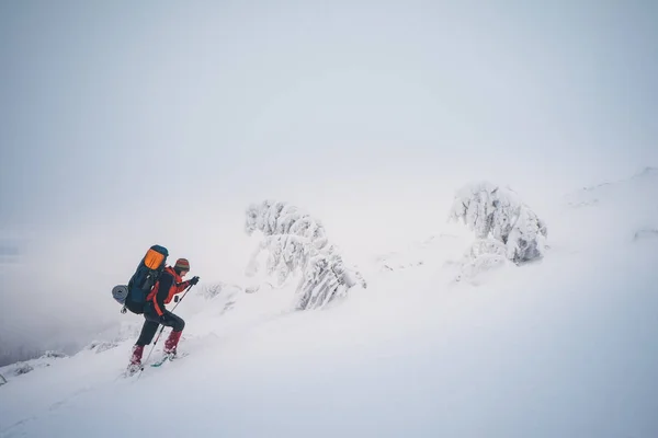 Ακραία πεζοπορία με σακίδιο σε ορεινό τοπίο του χειμώνα — Φωτογραφία Αρχείου