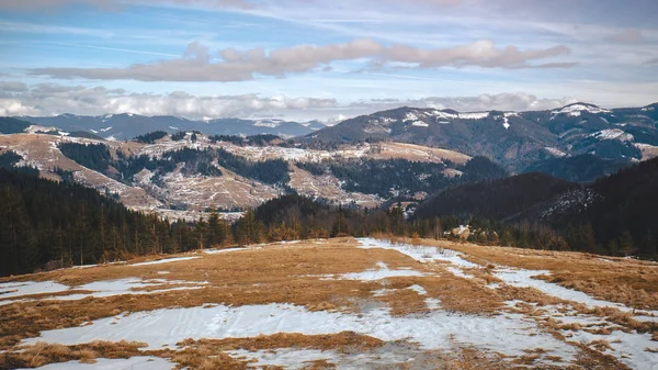Kaunis talvi vuori — kuvapankkivalokuva