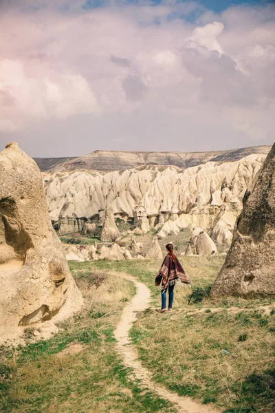 Camino en un valle y un viajero en Capadocia — Foto de Stock