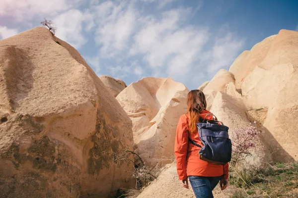 Скалы и голубое небо Каппадокии и женщина-турист — стоковое фото