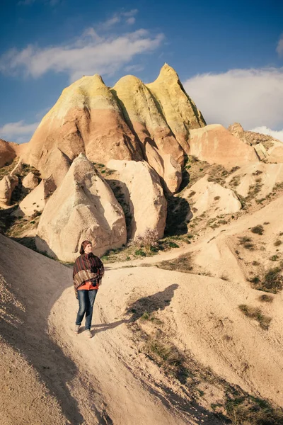 Túrázás le a völgy Cappadocia női turisztikai — Stock Fotó