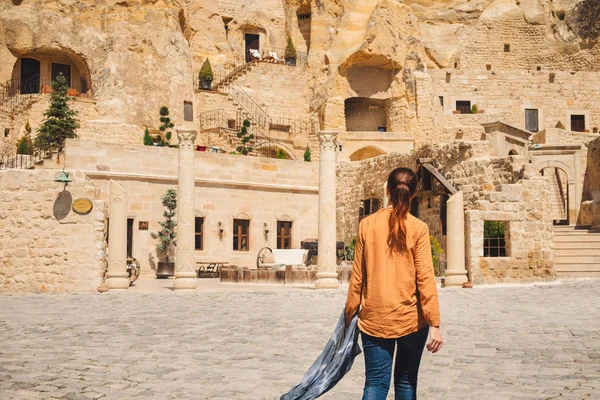 Giovane donna che viaggia nel villaggio turco Urgup — Foto Stock