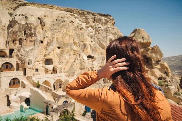 Female traveler in ancient village with cave houses in Turkey — Stock Photo, Image