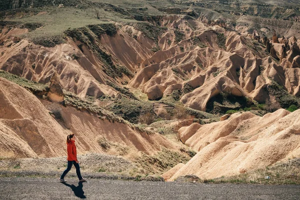 Kapadokya Vadisi yolda kadın turist — Stok fotoğraf