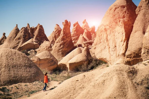 Formaciones rocosas y un viajero en Capadocia — Foto de Stock