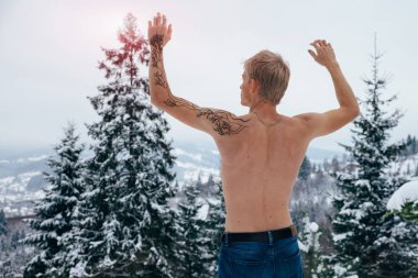 İlham ve ifade kavramı, kışın dövmeli adam fo