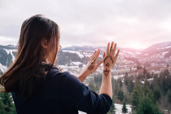 Női turisztikai megcsodálta a kézzel mehndi hegyekben — Stock Fotó