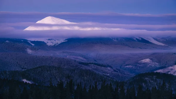 Petros kış dağ sunrise, karda — Stok fotoğraf