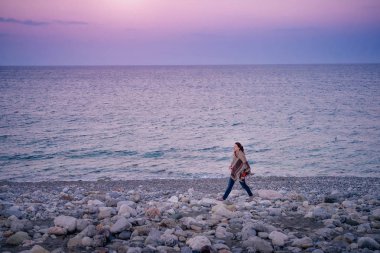 Çıralı içinde deniz kıyısında yürüyüşe kadın Gezgin