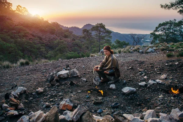 Жіночий мандрівника, сидячи на скелі біля Chimeara пожеж у селищі Чіралі — стокове фото