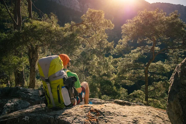 Hombre excursionista disfrutando del atardecer sobre montañas — Foto de Stock