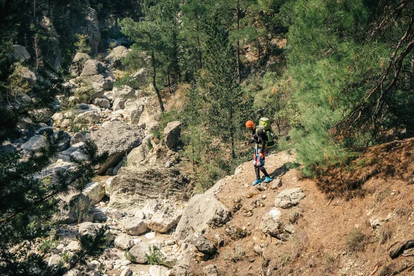 Wandelaar in de wilde natuur op de trail naar Tahtali — Stockfoto