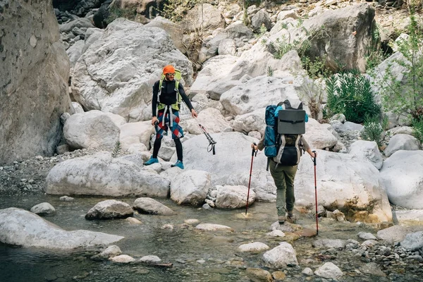 Senderistas cruzando el río de montaña en Turquía — Foto de Stock