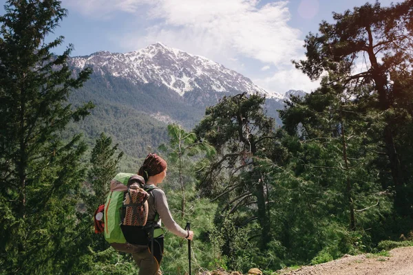Жіночий мандрівного на Лікійських стежка на горі Олімпос, Туреччина — стокове фото
