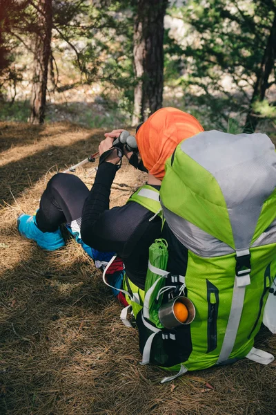 Wanderer sitzt auf dem Boden und ruht sich beim Wandern im Wald aus — Stockfoto