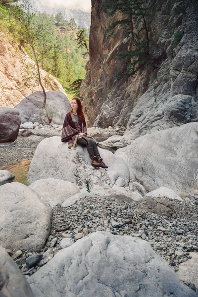 Жіночий мандрівника, сидячи на скелі в Туреччині — стокове фото