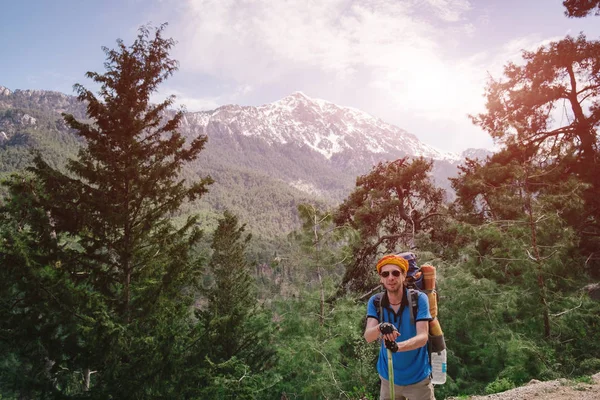 Hombre excursionista en el sendero lycian a la montaña Olympos, Turquía — Foto de Stock
