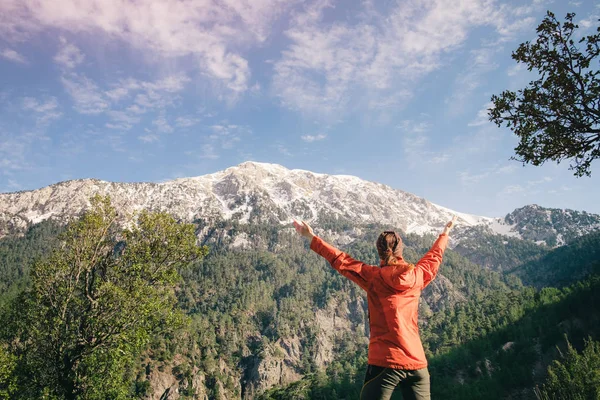 Female hiker celebrating view of Tahtali in Turkey — Stock Photo, Image