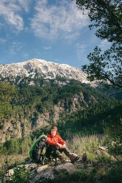 Senderista descansando en el camino de Lycian a Tahtali, Turquía — Foto de Stock