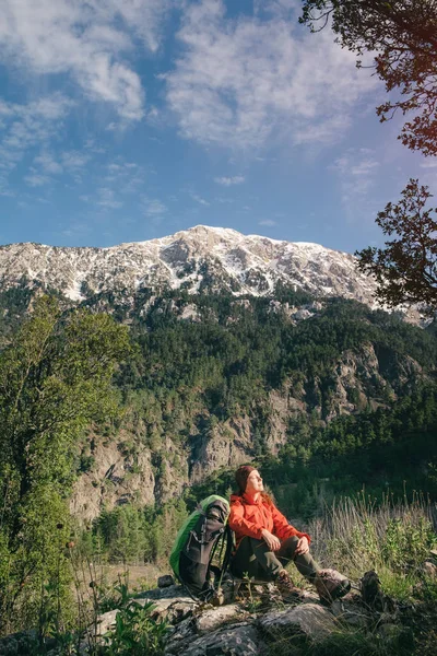 Туристка, отдыхающая и загорающая в горах — стоковое фото