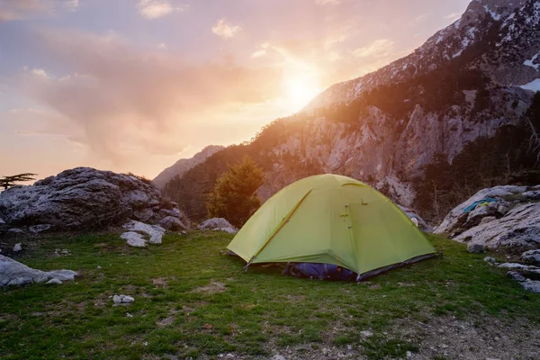 Tenda verde nas montanhas ao pôr do sol — Fotografia de Stock