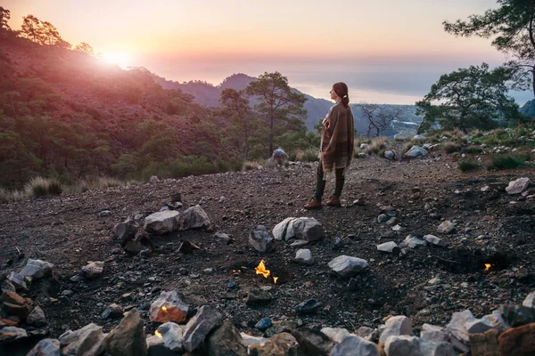 Жіночий мандрівника стояв недалеко від Chimeara пожеж у селищі Чіралі — стокове фото