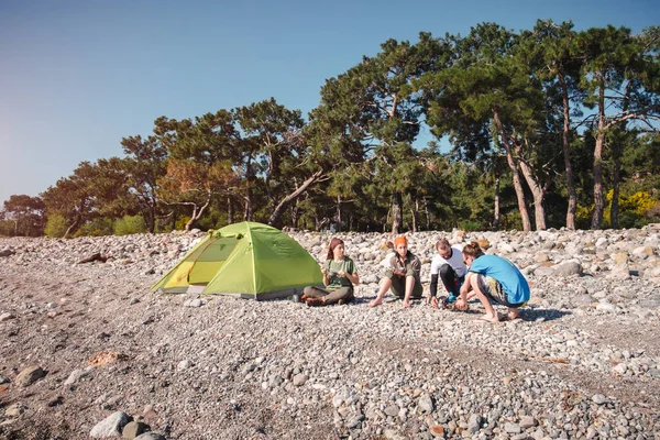 Caminhantes acampando na praia em Cirali — Fotografia de Stock