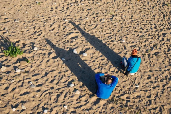 Randonneurs assis sur la plage de sable de Cirali — Photo