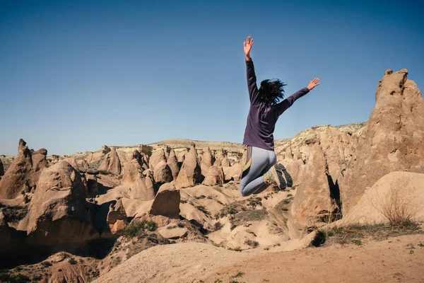 사막의 밸리, 카파도키아에에서 하나의 행복 한 여행자 — 스톡 사진