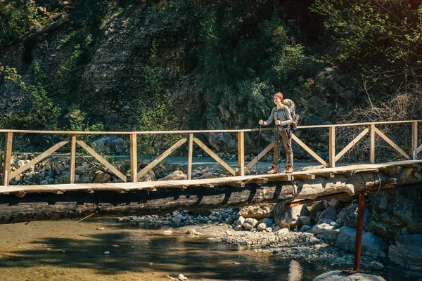 Senderista en el puente de madera sobre el río de montaña en Turquía — Foto de Stock