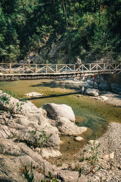 Wanderer auf der Holzbrücke über den Gebirgsfluss in der Türkei — Stockfoto