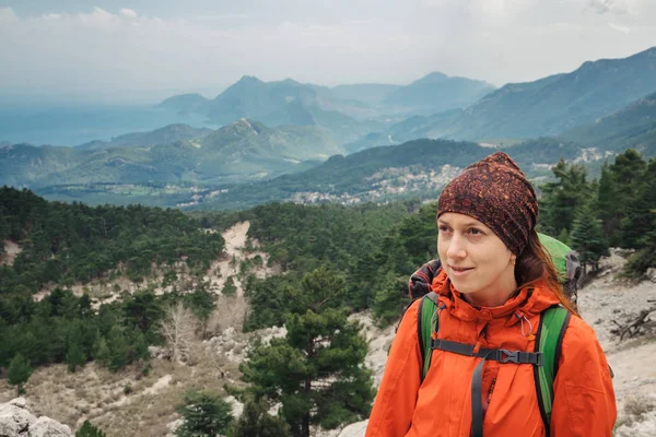 Portrét optimistická žena cestujícím na pozadí Antalya — Stock fotografie
