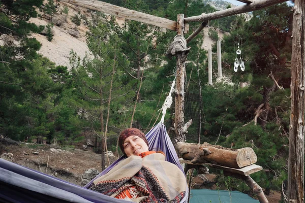Vrouwelijke reiziger ontspannen in een hangmat in het bos — Stockfoto