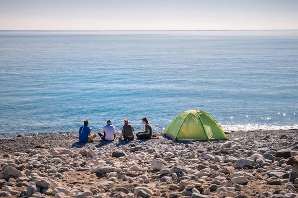 Wandelaars kamperen op het strand in Cirali — Stockfoto