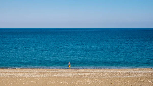 Plage de Cirali et un touriste solitaire profitant de la nature — Photo