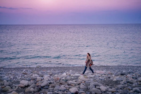Kobiece podróżnik mogą Państwo wybrać się na spacer wzdłuż brzegu morza w Çıralı — Zdjęcie stockowe