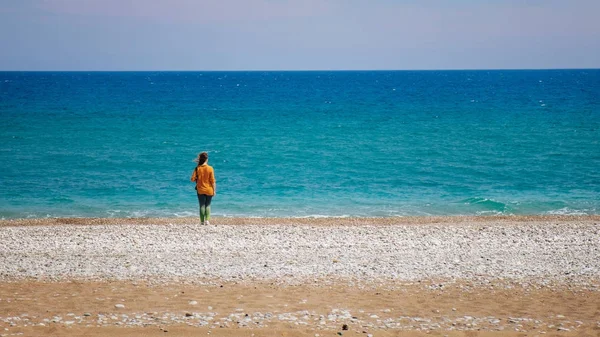 Voyageuse sur une plage de Cirali par une journée ensoleillée en Turquie — Photo