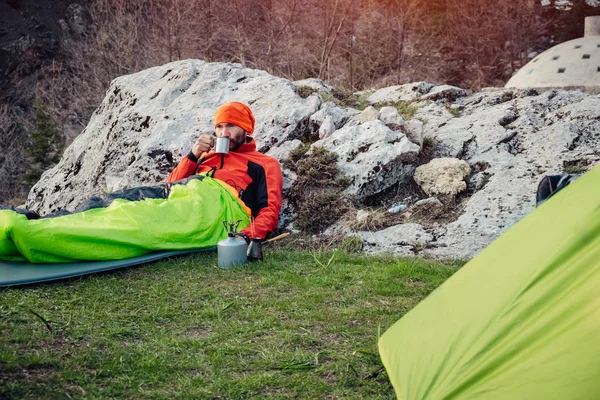 Männliche Reisende genießen und trinken Kaffee in den Bergen — Stockfoto