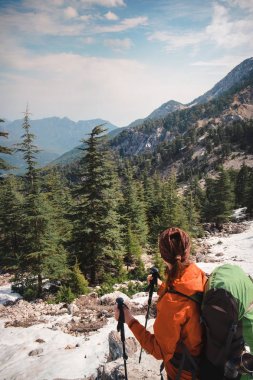 Muhteşem Dağı'nın Likya yolu üzerinde manzarayı kadın uzun yürüyüşe çıkan kimse