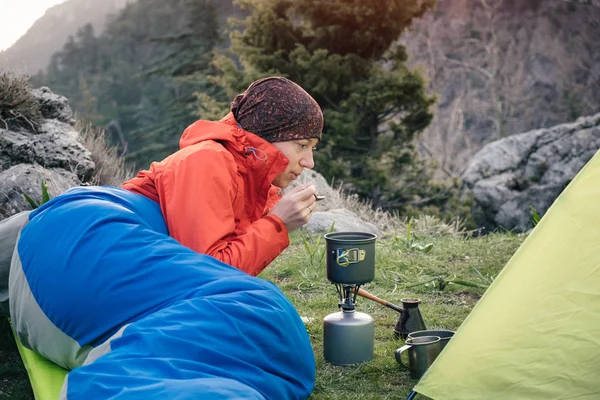 Voyageuse cuisinant le petit déjeuner le matin en montagne — Photo