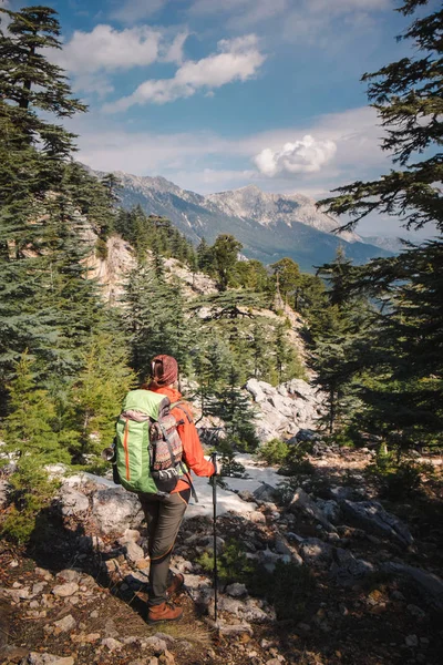 Viajero femenino en el fondo de la montaña en Turquía — Foto de Stock