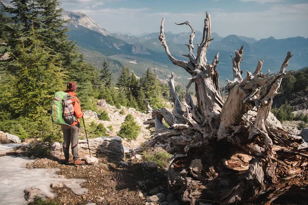 Kadın hiker engellerin üzerinden üzerinde Likya Yolu Yürüyüşü — Stok fotoğraf