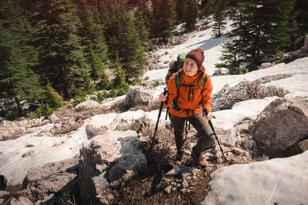 Senderista mujer trekking lycian camino hasta nevado Tahtali —  Fotos de Stock