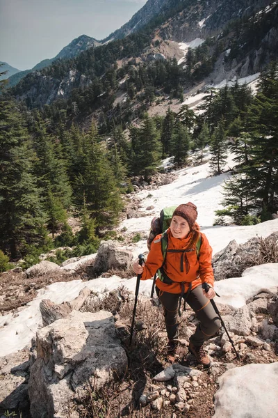 Senderista mujer trekking en lycian camino hasta nevado Tahtali — Foto de Stock