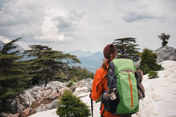 Kadın backpacker dağlarda peyzaj izlerken — Stok fotoğraf