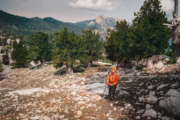 Backpacker tahtalı Dağı yolu üzerinde. Türkiye — Stok fotoğraf