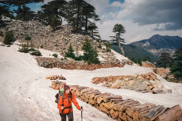 Türkiye'de karlı dağ yürüyen kadın Gezgin — Stok fotoğraf
