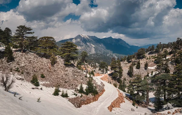 Tahtalı Dağı benim kar üzerinde bir güneşli gün dokundu. — Stok fotoğraf