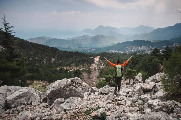 Щасливі жіночий мандрівник з її момент в горах у Турка — стокове фото