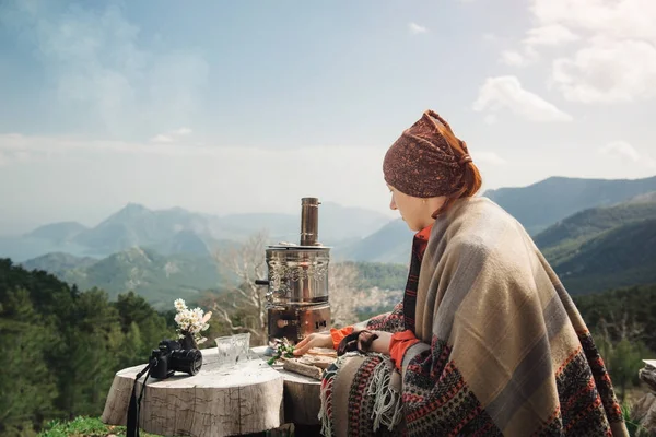 Viaggiatore femminile che beve un tè sulle montagne della Turchia — Foto Stock